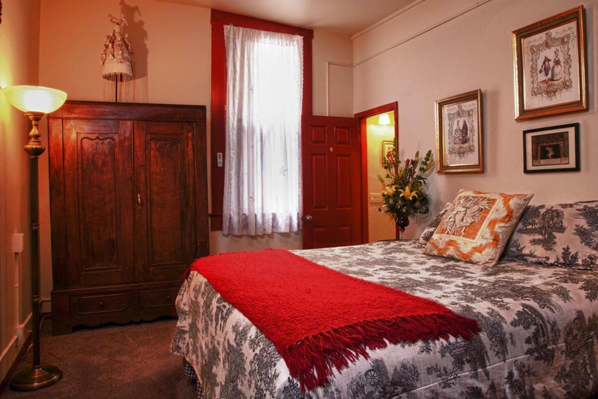 Mile High Inn Джером Екстериор снимка